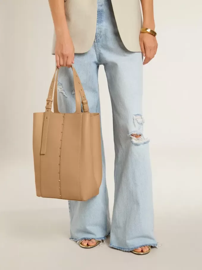 24/7 Bag North South i cappuccinofärgat läder med justerbara handtag