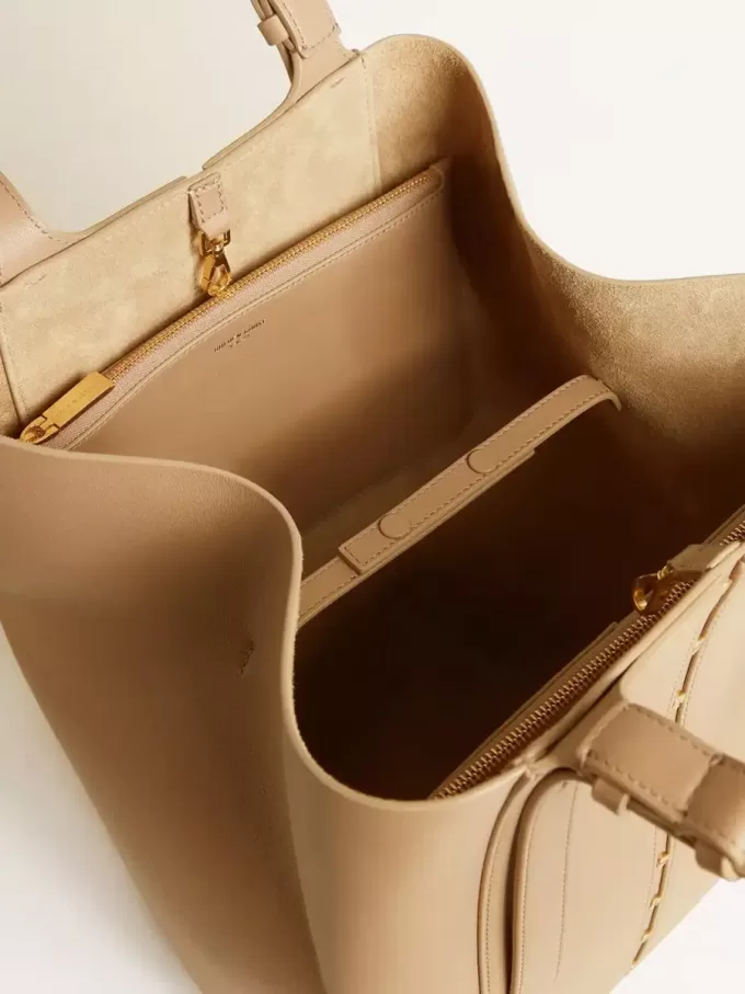 24/7 Bag North South i cappuccinofärgat läder med justerbara handtag
