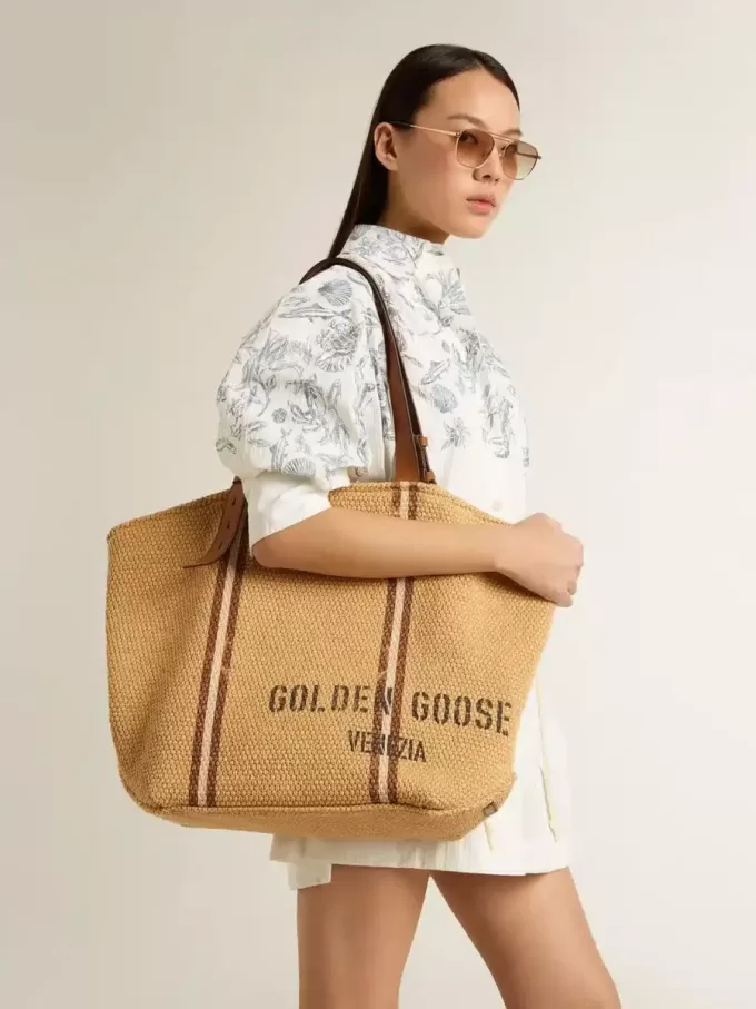 24,7 tote bag i naturlig raffia och brunt läder med guldmetalliska detaljer