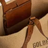 24,7 tote bag i naturlig raffia och brunt läder med guldmetalliska detaljer