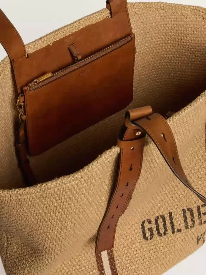 24,7 tote bag i naturlig raffia och brunt läder med guldmetalliska detaljer