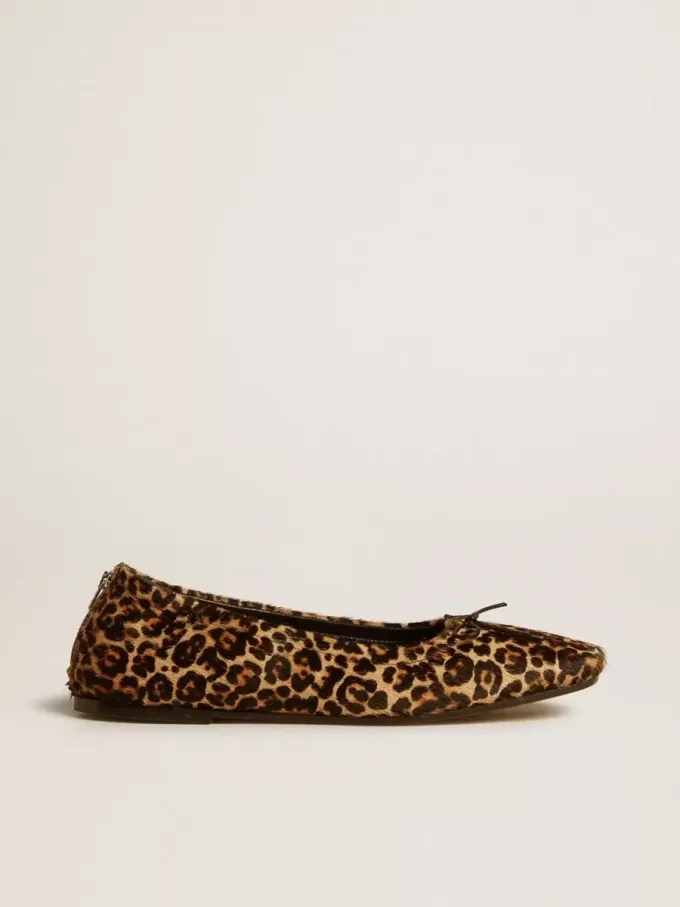 Amy ballerinaskor i beige ponnyläder med leopardmönster Amy ballerinaskor i beige ponnyläder med leopardmönster