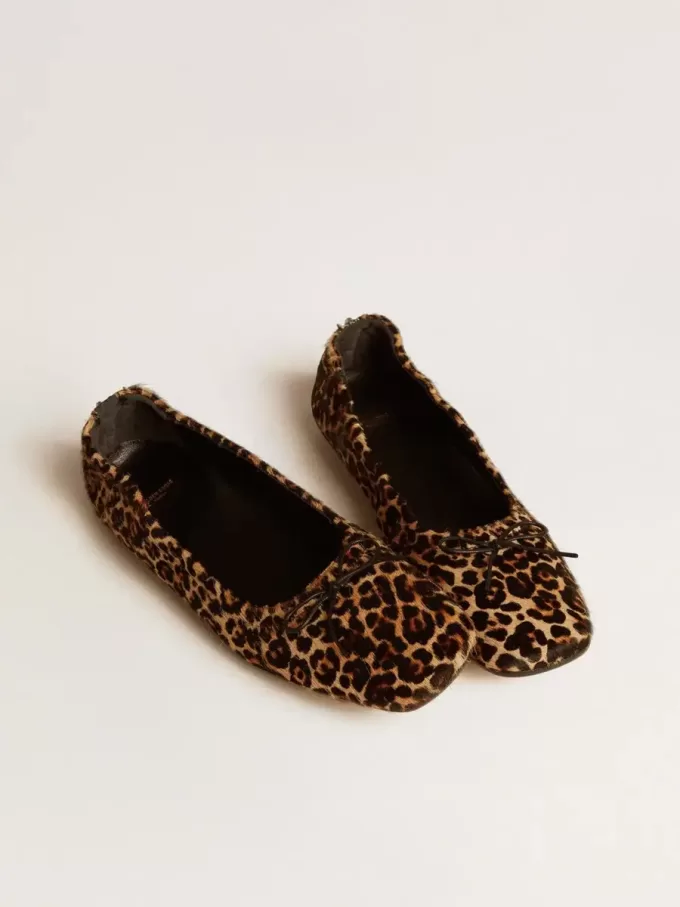 Amy ballerinaskor i beige ponnyläder med leopardmönster Amy ballerinaskor i beige ponnyläder med leopardmönster