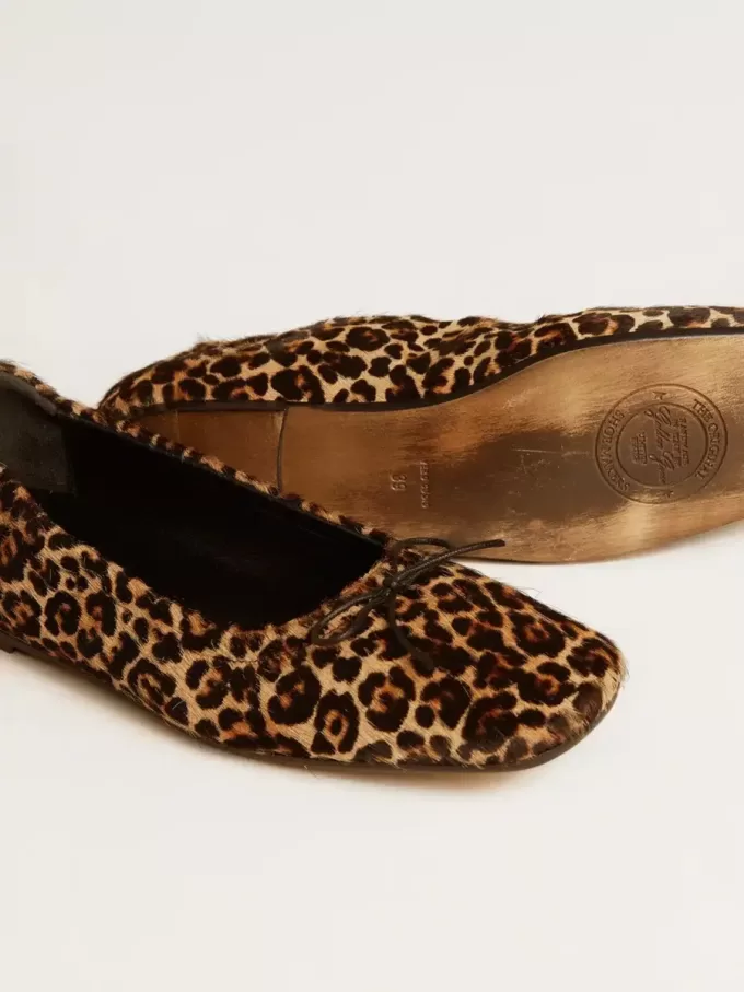Amy ballerinaskor i beige ponnyläder med leopardmönster Amy ballerinaskor i beige ponnyläder med leopardmönster