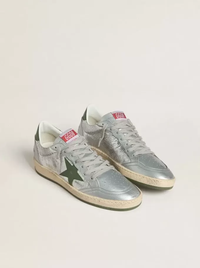 Ball Star för damer i silverfärgat nylon med grön läderstjärna och hälflik Ball Star för damer i silverfärgat nylon med grön läderstjärna och hälflik