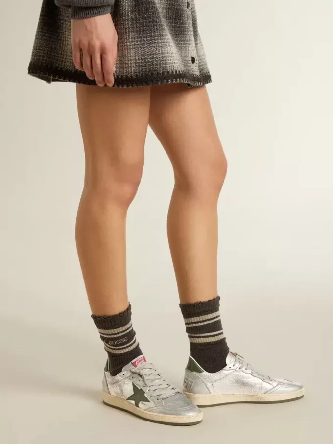 Ball Star för damer i silverfärgat nylon med grön läderstjärna och hälflik Ball Star för damer i silverfärgat nylon med grön läderstjärna och hälflik