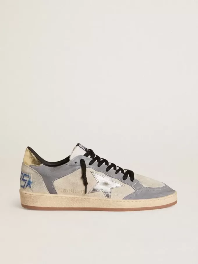Ball Star för herr i mocka och nubuck med silvermetallisk läderstjärna och guldmetallisk läderflik på hälen Ball Star för herr i mocka och nubuck med silvermetallisk läderstjärna och guldmetallisk läderflik på hälen