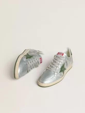Ball Star för herr i silverfärgad nylon med grön läderstjärna och hälflik Ball Star för herr i silverfärgad nylon med grön läderstjärna och hälflik