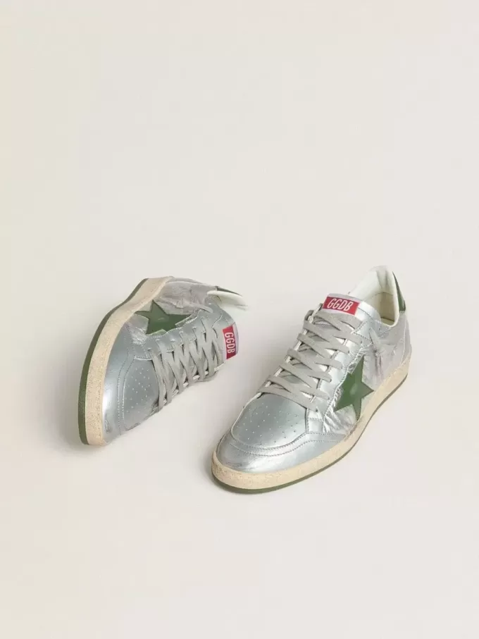 Ball Star för herr i silverfärgad nylon med grön läderstjärna och hälflik Ball Star för herr i silverfärgad nylon med grön läderstjärna och hälflik