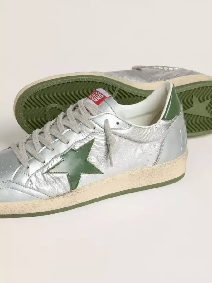 Ball Star för herr i silverfärgad nylon med grön läderstjärna och hälflik Ball Star för herr i silverfärgad nylon med grön läderstjärna och hälflik