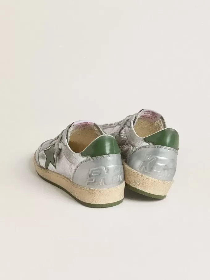 Ball Star för herr i silverfärgad nylon med grön läderstjärna och hälflik Ball Star för herr i silverfärgad nylon med grön läderstjärna och hälflik