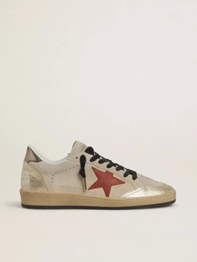 Ball Star i beige mocka med röd läderstjärna och metallisk bronsfolierad läderhälflik Ball Star i beige mocka med röd läderstjärna och metallisk bronsfolierad läderhälflik