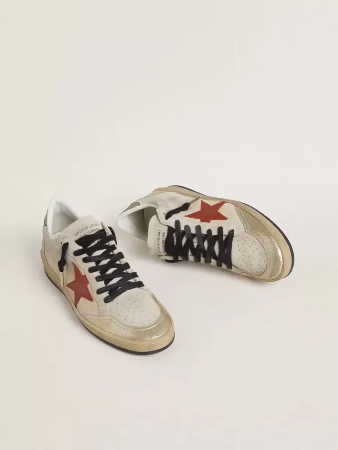 Ball Star i beige mocka med röd läderstjärna och metallisk bronsfolierad läderhälflik Ball Star i beige mocka med röd läderstjärna och metallisk bronsfolierad läderhälflik