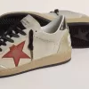 Ball Star i beige mocka med röd läderstjärna och metallisk bronsfolierad läderhälflik Ball Star i beige mocka med röd läderstjärna och metallisk bronsfolierad läderhälflik