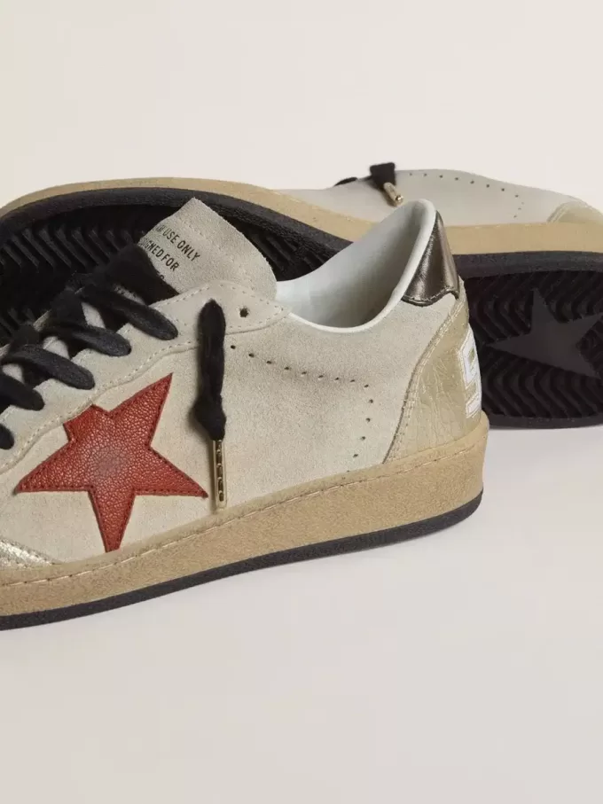 Ball Star i beige mocka med röd läderstjärna och metallisk bronsfolierad läderhälflik Ball Star i beige mocka med röd läderstjärna och metallisk bronsfolierad läderhälflik