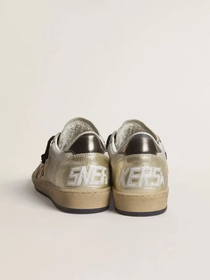 Ball Star i beige mocka med röd läderstjärna och metallisk bronsfolierad läderhälflik Ball Star i beige mocka med röd läderstjärna och metallisk bronsfolierad läderhälflik