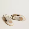 Ball Star i beige nubuck och nappa med svart Swarovski-kristallstjärna Ball Star i beige nubuck och nappa med svart Swarovski-kristallstjärna