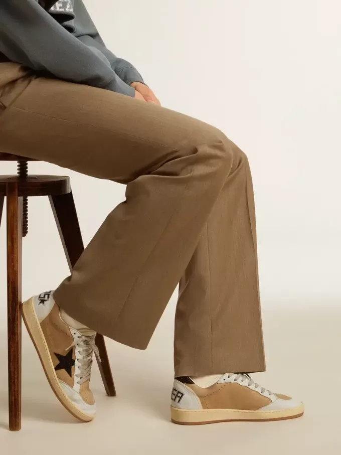 Ball Star i beige nubuck och nappa med svart Swarovski-kristallstjärna Ball Star i beige nubuck och nappa med svart Swarovski-kristallstjärna