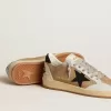 Ball Star i beige nubuck och nappa med svart Swarovski-kristallstjärna Ball Star i beige nubuck och nappa med svart Swarovski-kristallstjärna