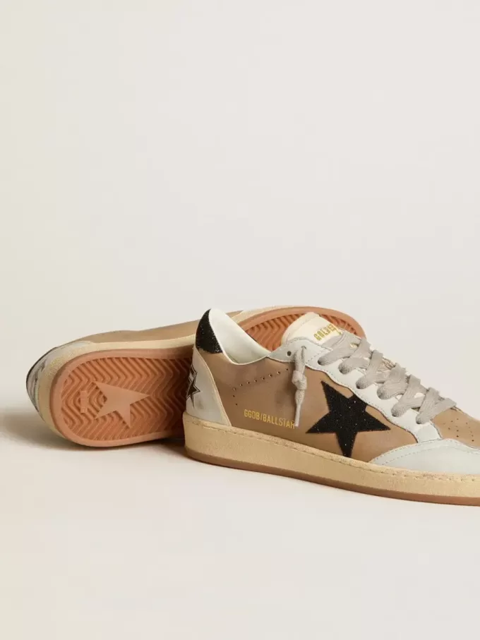 Ball Star i beige nubuck och nappa med svart Swarovski-kristallstjärna Ball Star i beige nubuck och nappa med svart Swarovski-kristallstjärna