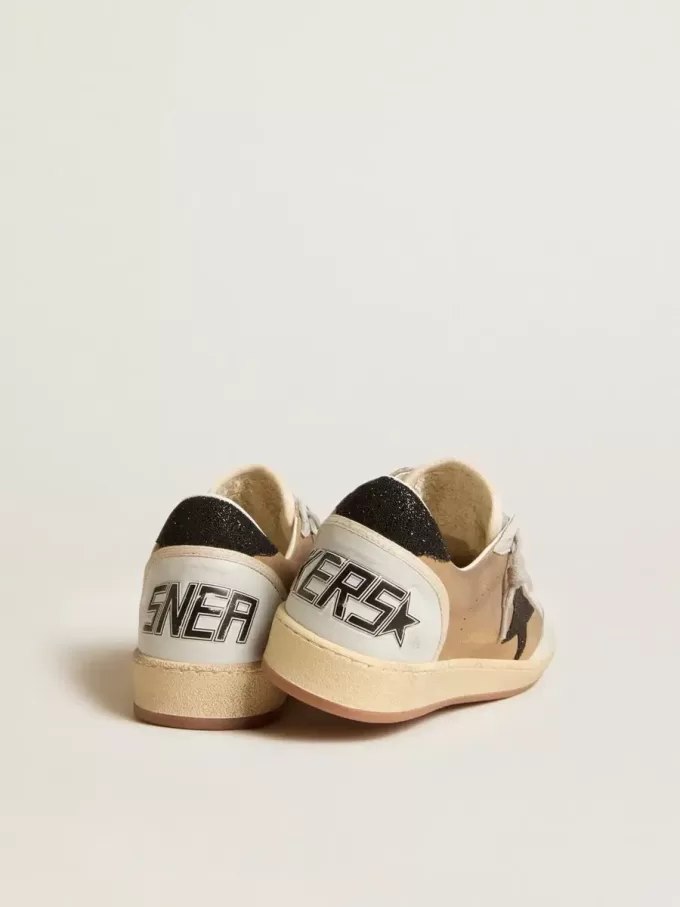 Ball Star i beige nubuck och nappa med svart Swarovski-kristallstjärna Ball Star i beige nubuck och nappa med svart Swarovski-kristallstjärna