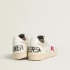 Ball Star i nylon och vitt mesh med röd nylonstjärna och vit läderflik på hälen Ball Star i nylon och vitt mesh med röd nylonstjärna och vit läderflik på hälen