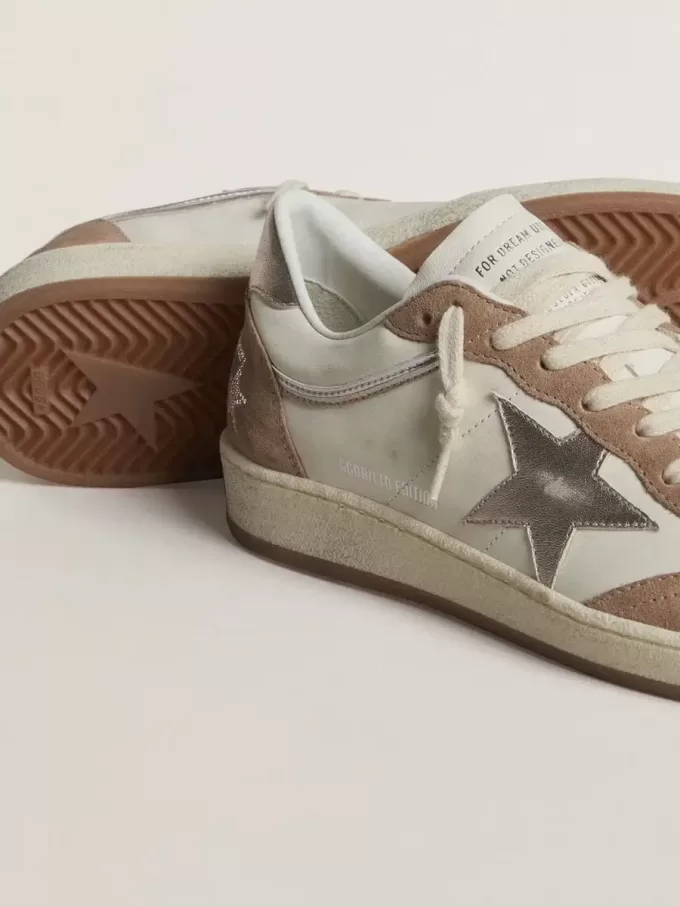 Ball Star LTD i vitt nappaläder och gammalt rosafärgat mocka med metalliskt silverfärgad läderstjärna och hälflik Ball Star LTD i vitt nappaläder och gammalt rosafärgat mocka med metalliskt silverfärgad läderstjärna och hälflik