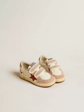 Ball Star Young i nappa med nappa-stjärna och rosa mockaskydd på hälen