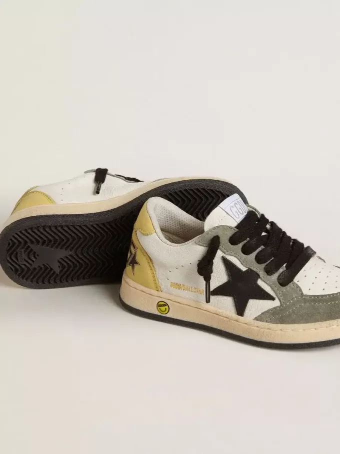 Ball Star Young i vitt nappa med mörkgröna insatser i mocka och svart stjärna Ball Star Young i vitt nappa med mörkgröna insatser i mocka och svart stjärna