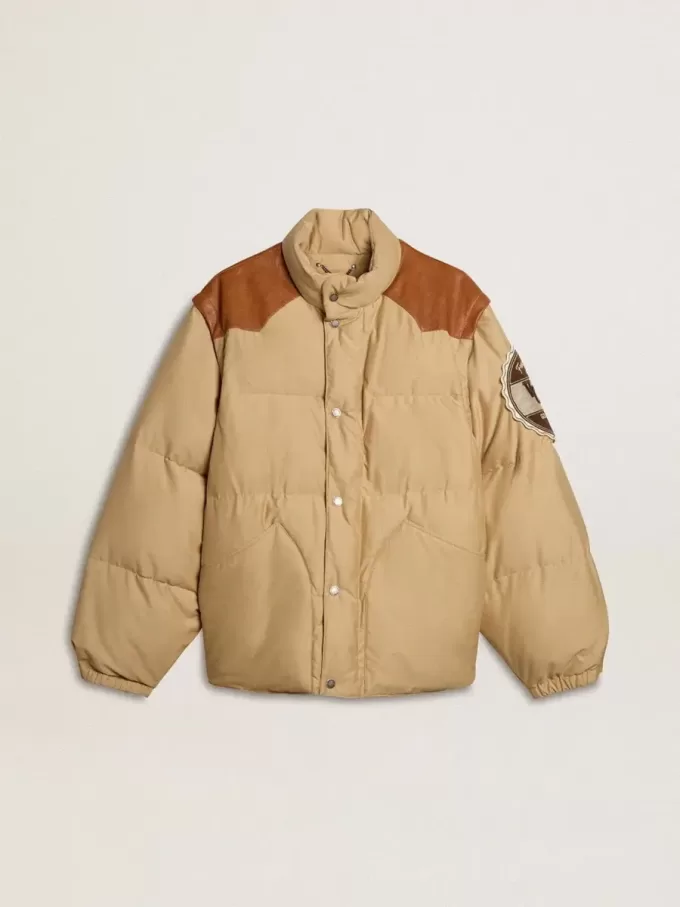 Beige bomberjacka med läder- och patchdetaljer