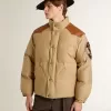 Beige bomberjacka med läder- och patchdetaljer