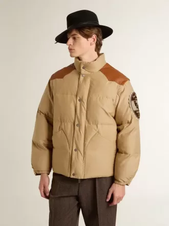 Beige bomberjacka med läder- och patchdetaljer