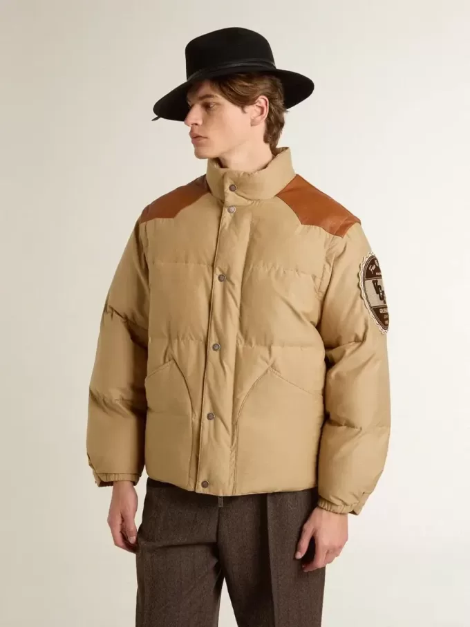 Beige bomberjacka med läder- och patchdetaljer