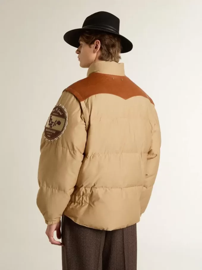 Beige bomberjacka med läder- och patchdetaljer