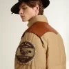 Beige bomberjacka med läder- och patchdetaljer