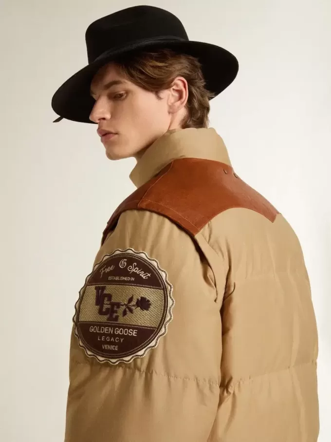 Beige bomberjacka med läder- och patchdetaljer