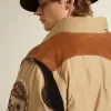 Beige bomberjacka med läder- och patchdetaljer