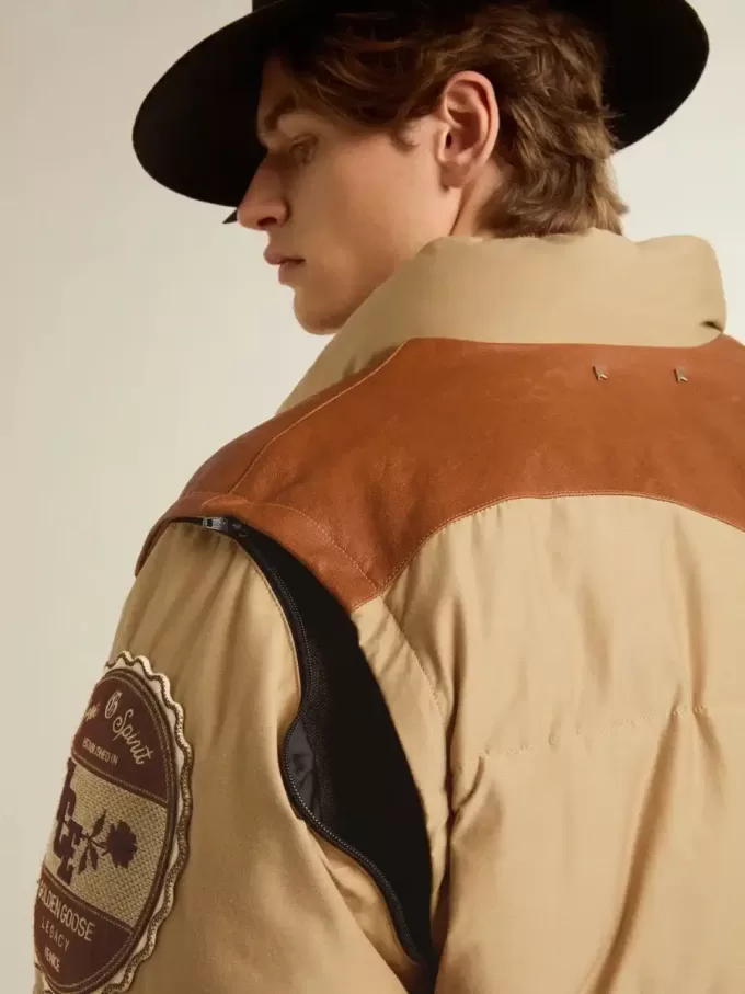 Beige bomberjacka med läder- och patchdetaljer