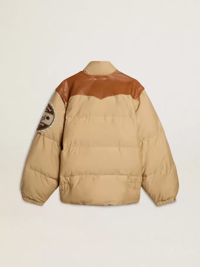 Beige bomberjacka med läder- och patchdetaljer