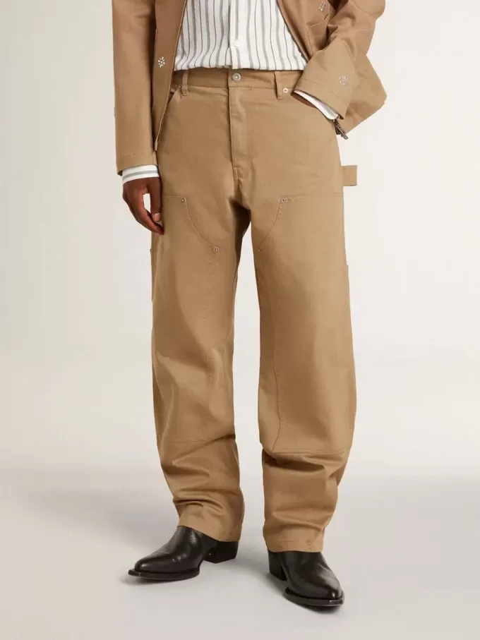 Beige byxor för herr med lappar Beige byxor för herr med lappar