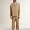 Beige byxor för herr med lappar Beige byxor för herr med lappar