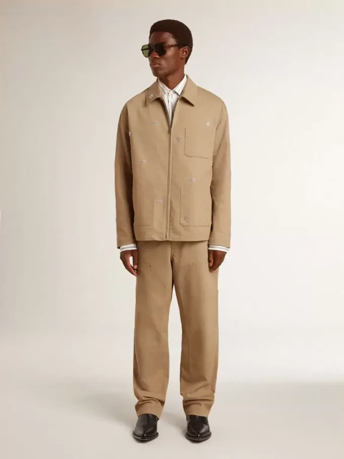Beige byxor för herr med lappar Beige byxor för herr med lappar