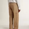 Beige byxor för herr med lappar Beige byxor för herr med lappar