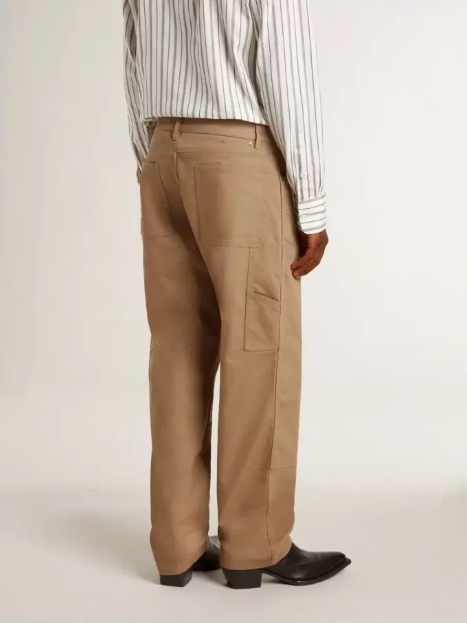 Beige byxor för herr med lappar Beige byxor för herr med lappar