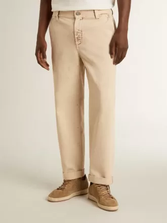 Beige chinos för herr med sliten look Beige chinos för herr med sliten look
