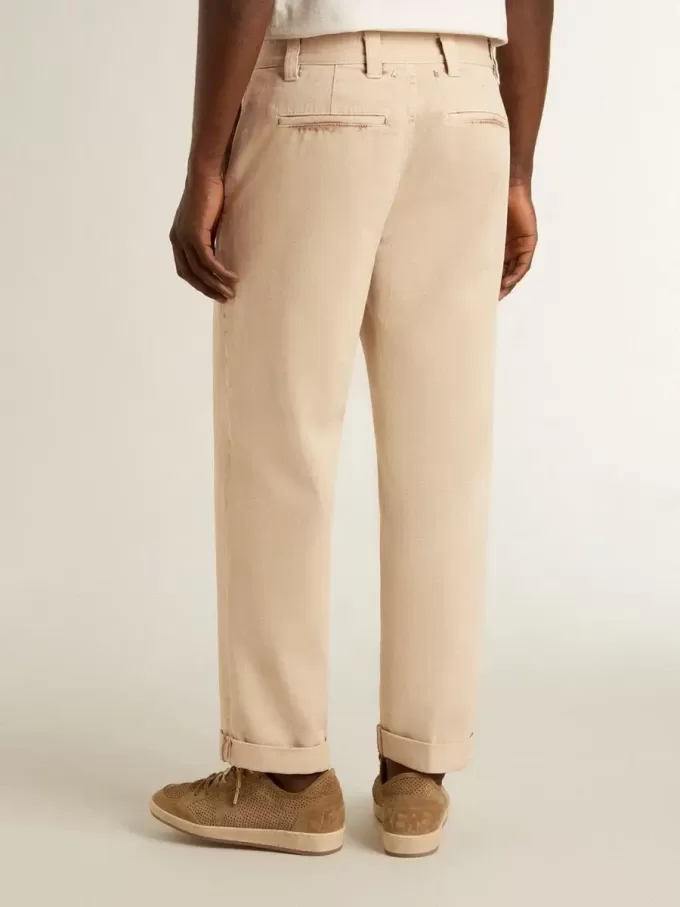 Beige chinos för herr med sliten look