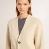 Beige damkofta med texten ”Golden” på ryggen Beige damkofta med texten ”Golden” på ryggen