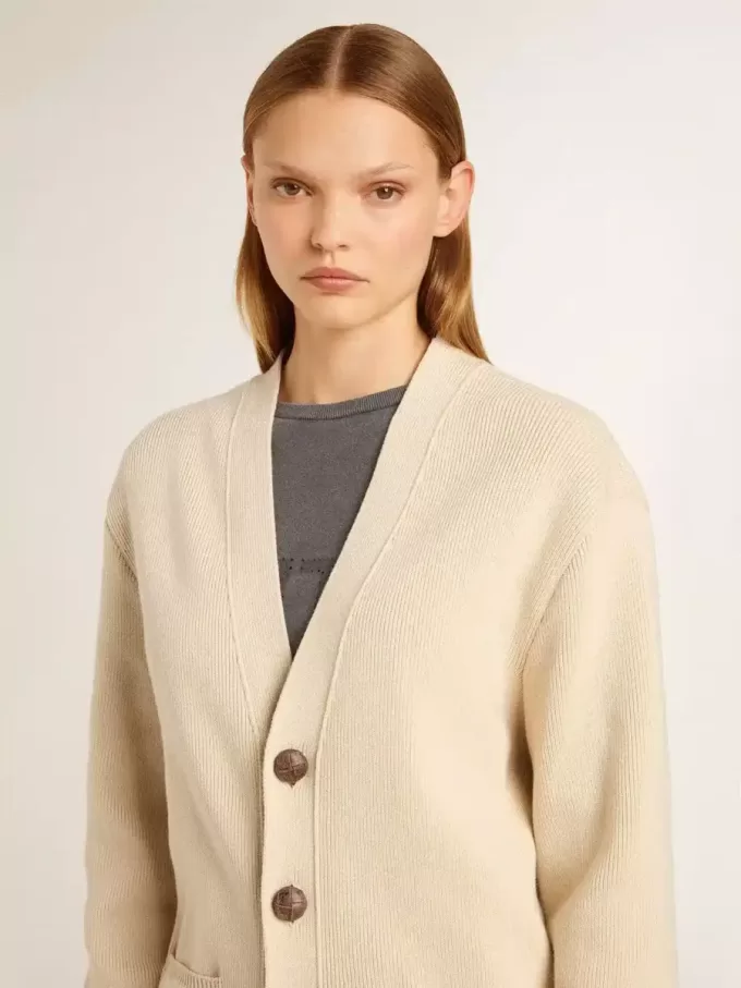 Beige damkofta med texten ”Golden” på ryggen Beige damkofta med texten ”Golden” på ryggen