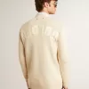 Beige kofta för herr med ”Golden”-text på ryggen Beige kofta för herr med ”Golden”-text på ryggen