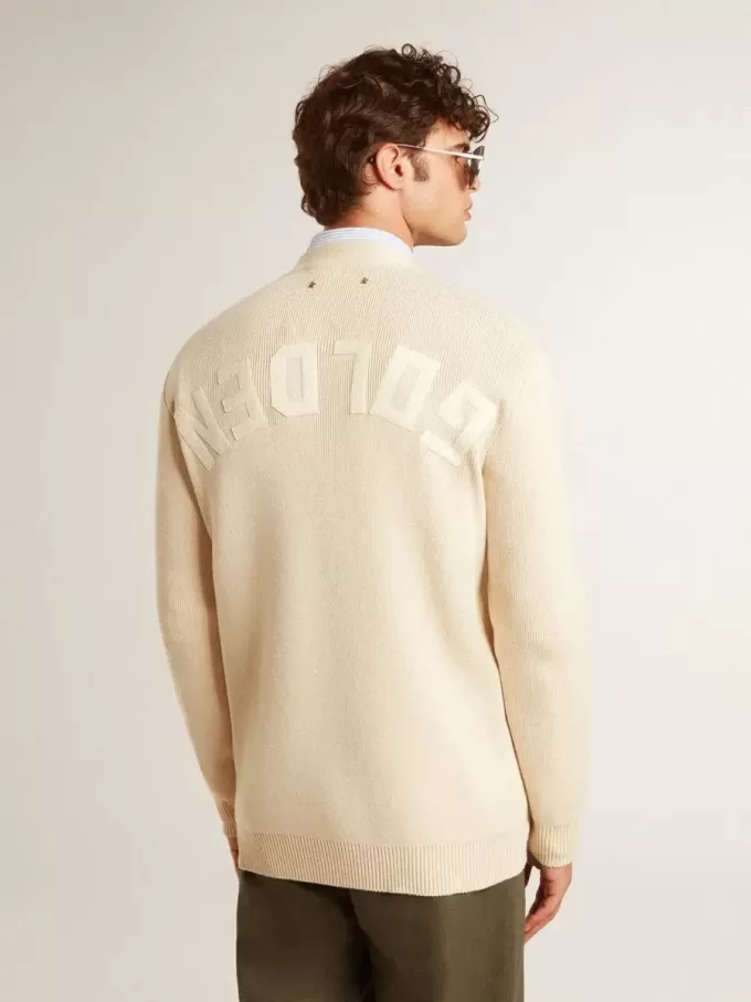 Beige kofta för herr med ”Golden”-text på ryggen Beige kofta för herr med ”Golden”-text på ryggen